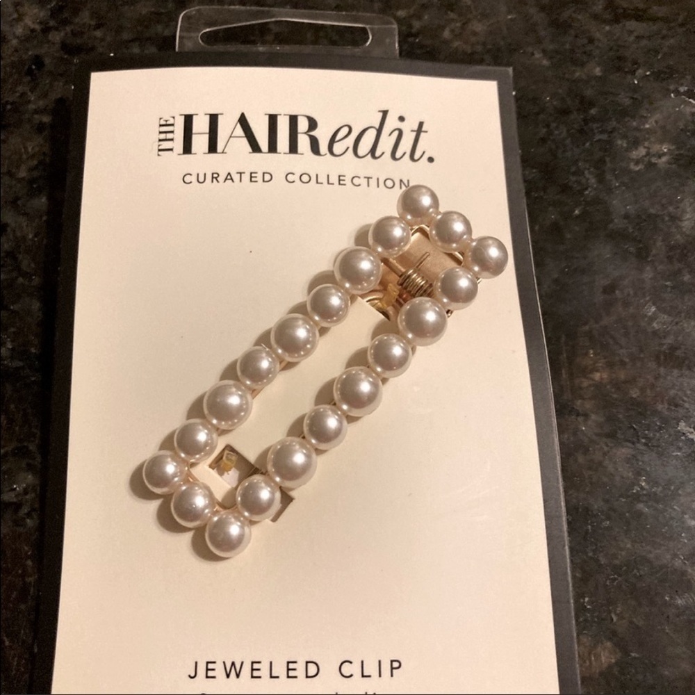 ⛱️🔥The Hair Edit - Embellished Pearl Clip